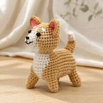 Gehäkelter Shiba Inu in warmer Premium-Produktfotografie