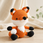 Orangefarbener gehäkelter Fuchs in warmer Premium-Produktfotografie